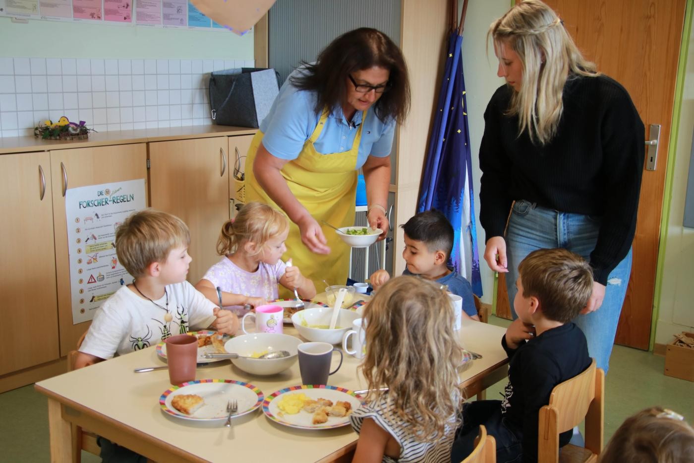 Kita-Mitarbeiter sprechen mit Kindern