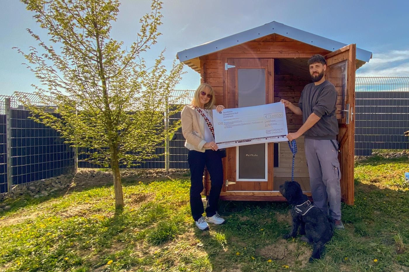 Scheckübergabe an Tierheim