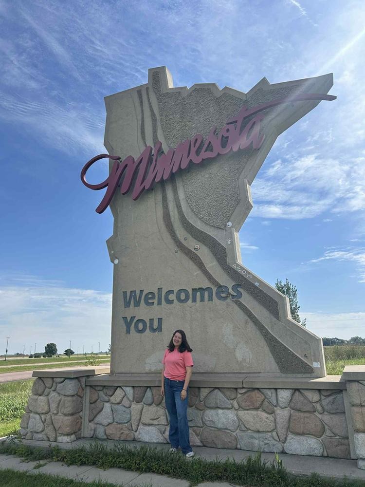 privat Eine junge Frau steht vor dem riesigen steinernen Minnesota-Zeichen