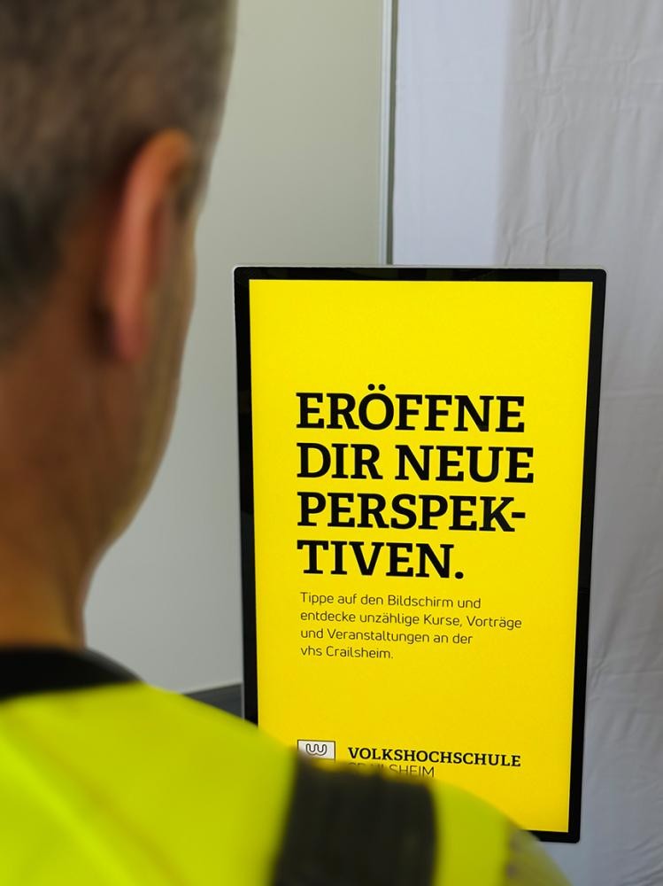 Stadtverwaltung ein Mann steht vor einem Bildschirm, der gelb hinterlegt ist