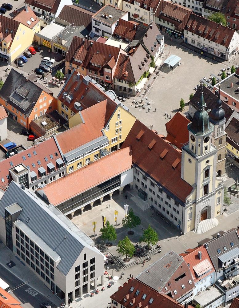 Ein Gebäude in U-Form mit Turm aus der Luft fotografiert