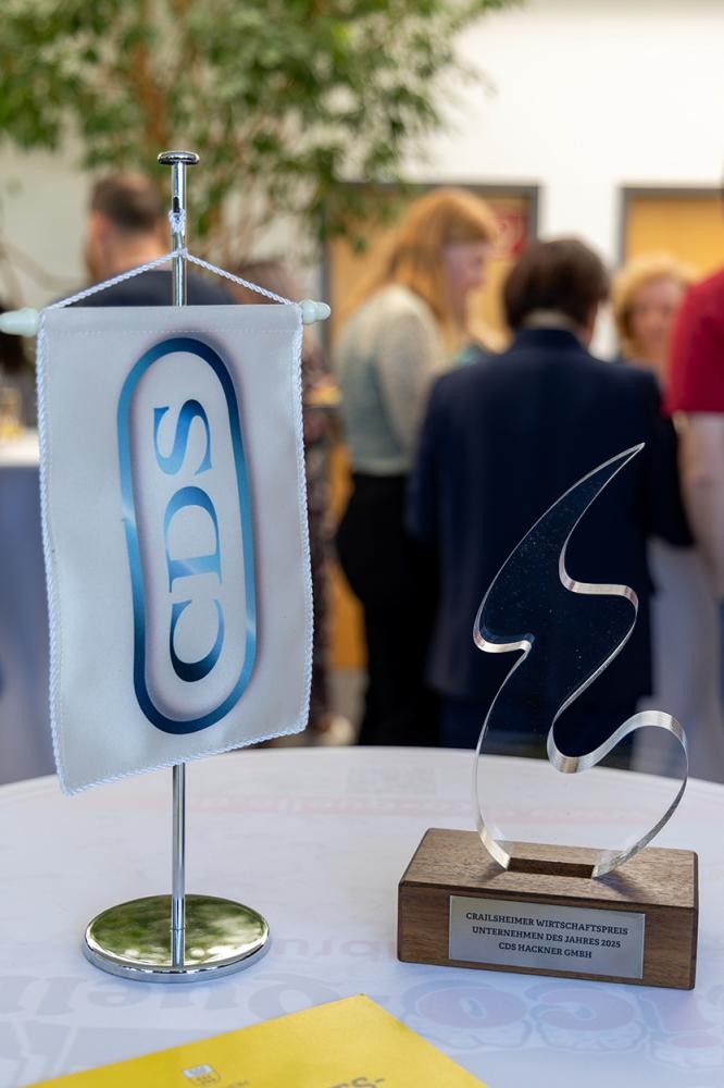 Stadtverwaltung ein Wimpel und eine Auszeichnung stehen auf einem Tisch