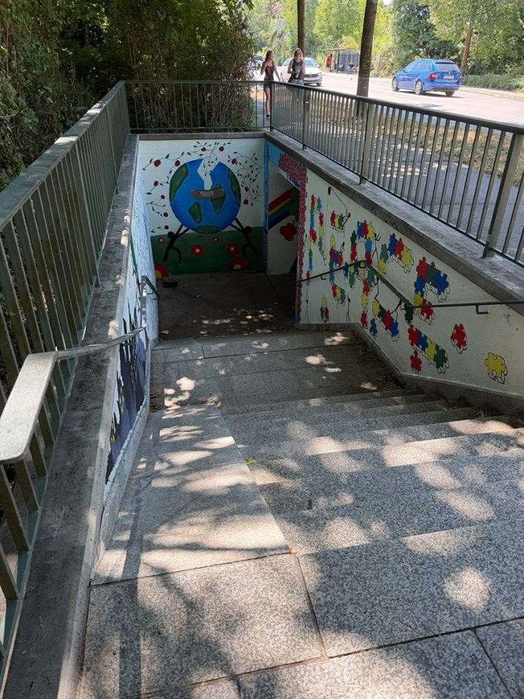 Stadtverwaltung Der Treppenabgang zu einer Unterführung, die mit Graffitis geschmückt ist