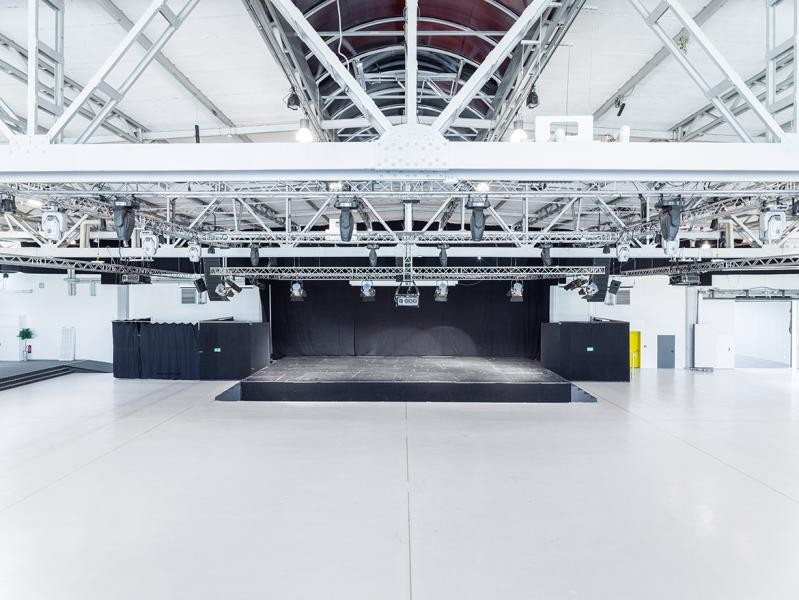Eine leere Bühne im leeren Hangar