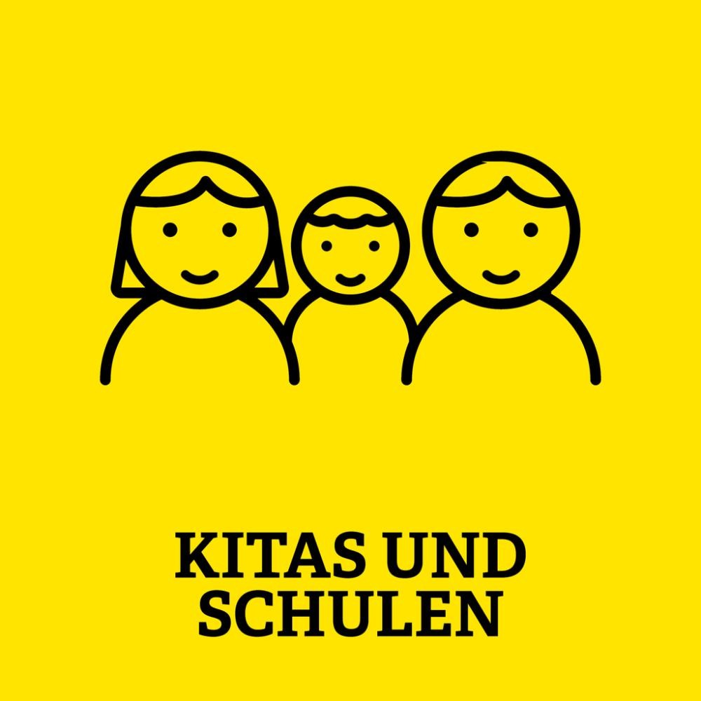 Gelbe Kachel mit drei Männchen und darunter der Aufschrift Kitas und Schulen