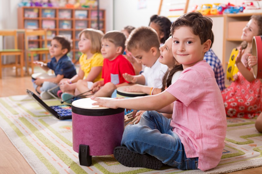 Kind beim Trommelunterricht