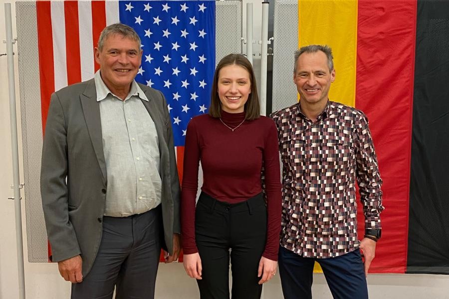 Gruppenbild mit Austauschschülerin in der MItte