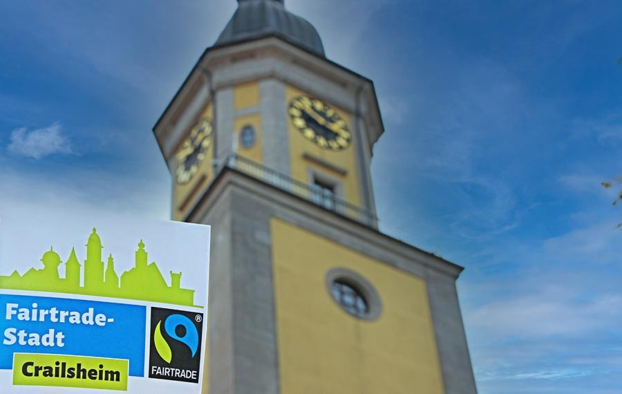 Der Turm des Crailsheimer Rathauses, daneben ein Schilder "Fairtradestadt"