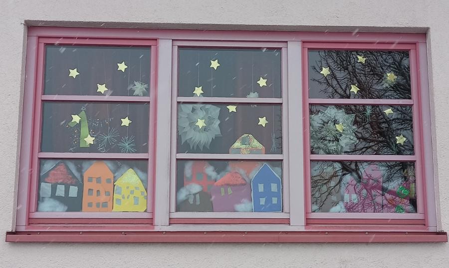 Ein weihnachtlich bunt geschücktes Fenster