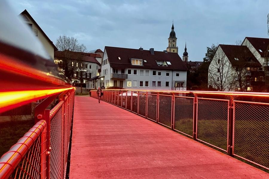 Der Bleichesteg ist Orange erleuchtet.