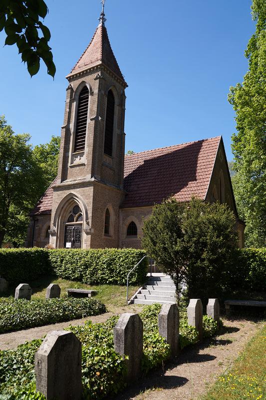 Friedhofskapelle Hauptfriedhof mit Gräber im Vordergrund