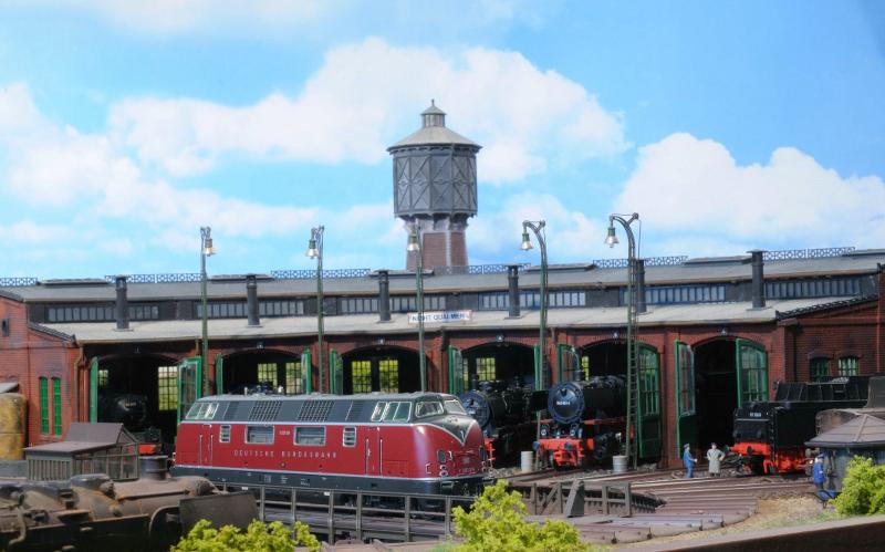 Modellbahn steht in einem Modellbahnhof