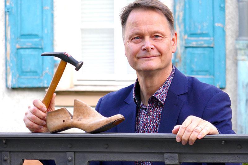 Foto von einem Mann mit einem Hammer in der Hand