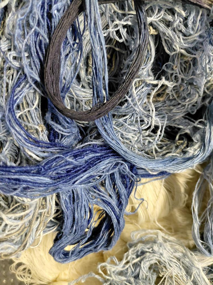 unbearbeitetes indigogefärbes material