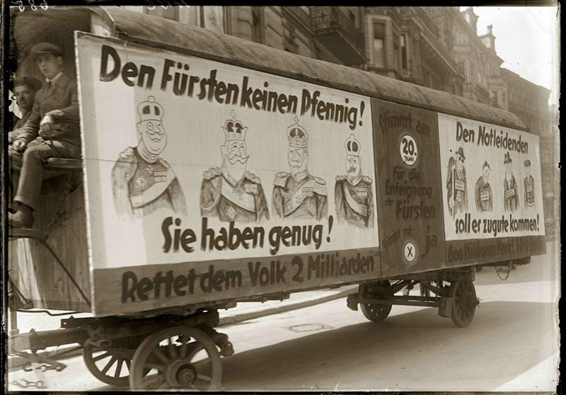 Alter Wagen mit Schildern an den Seiten