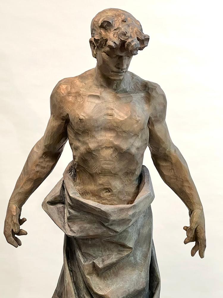 Skultur aus Holz von einem Mann