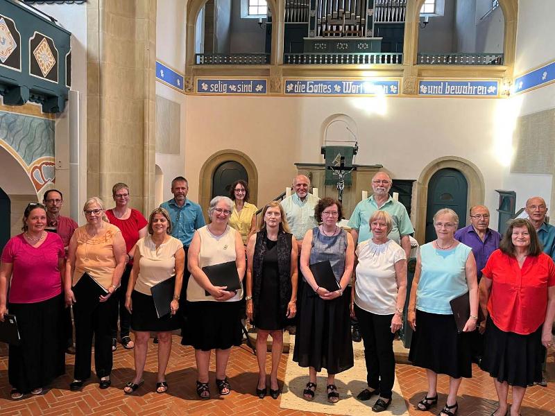 Gruppenbild des Kammerchors in der Kirche
