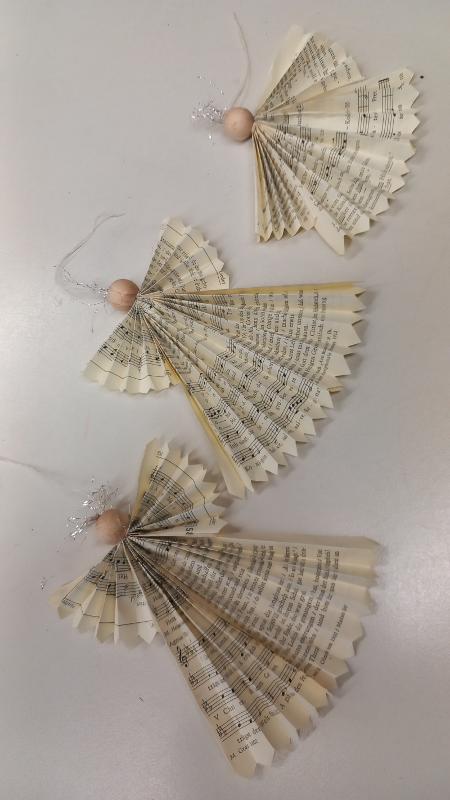 Engel aus Liedblättern zum aufhängen