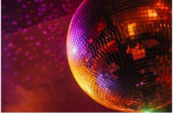 Eine mit bunten Lichtern angestrahlte Discokugel.