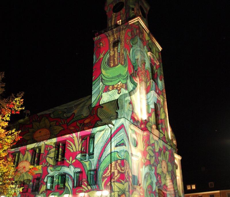 bunt angeleuchteter Rathausturm