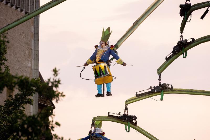 verkleideter Akteur in der Luft