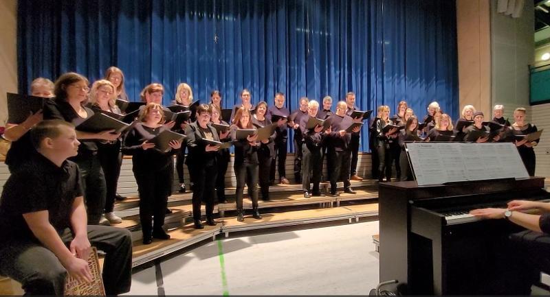 Menschengruppe mit Musikinstrumenten bei einem Aufritt