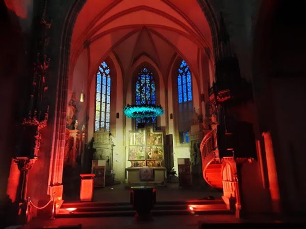 beleuchteter Innenbereich einer Kriche