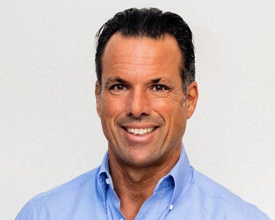 Portrait von einem Mann in einem blauen Hemd