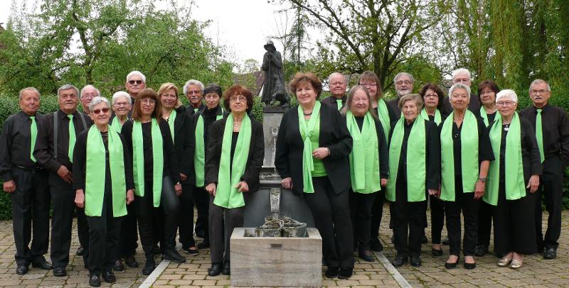Gruppenbild an einem Brunnen
