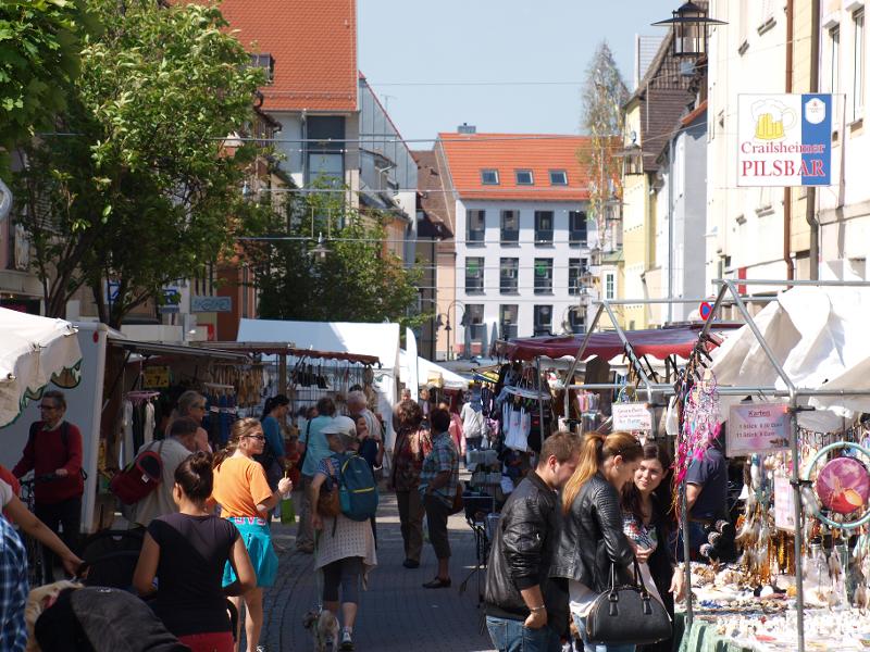 Menschen auf dem Mooswiesenmarkt in der Langen straße