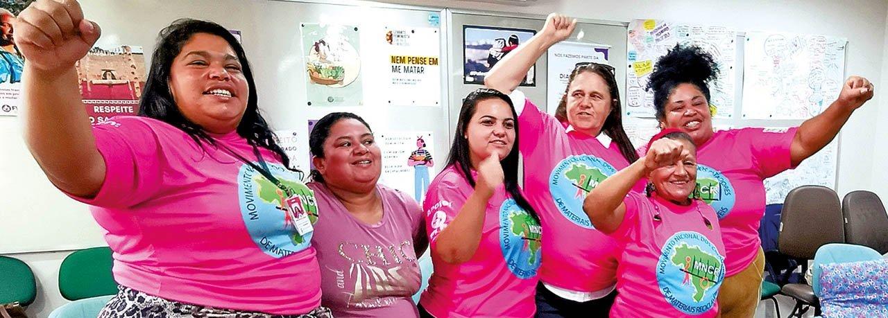 sechs Frauen mit pinken T-Shirts, die glücklich sind