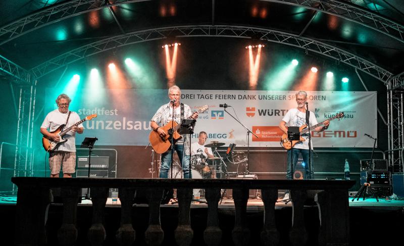 Musikband auf einer Bühne