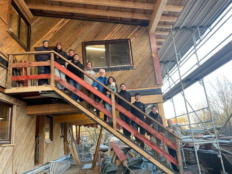 Gruppenbild auf einer Treppe Gruppenbild auf einer Treppe