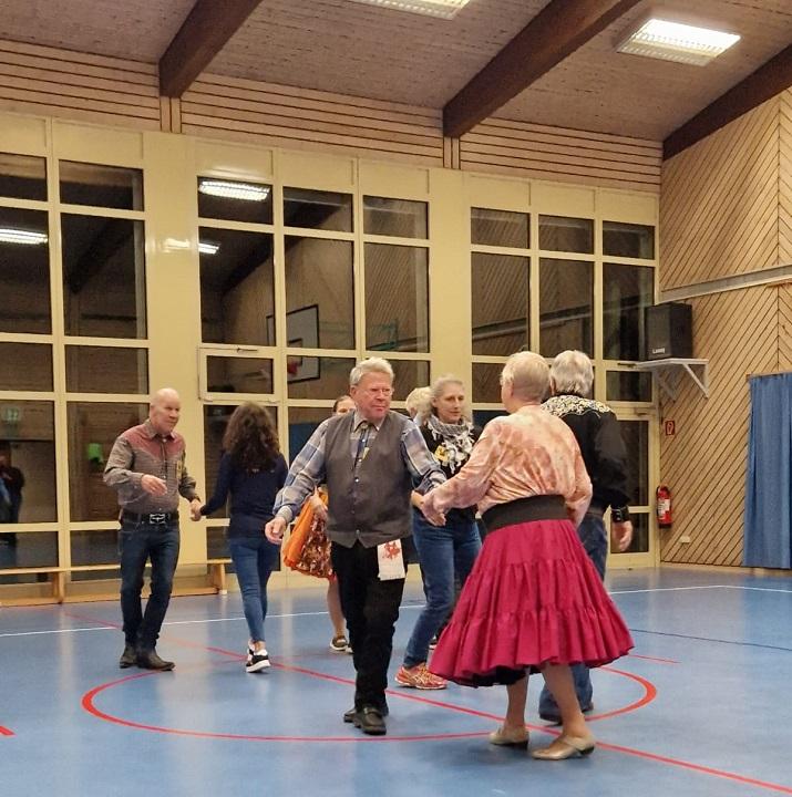 Personen die in der Halle tanzen