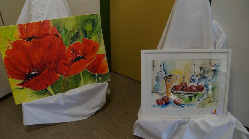 zwei ausgestellte slebst gemalte Bilder bei einer Ausstellung
