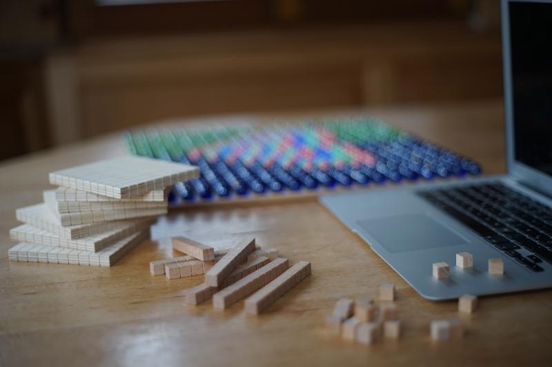 Bild mit verschiedenen analogen Lernmaterialien