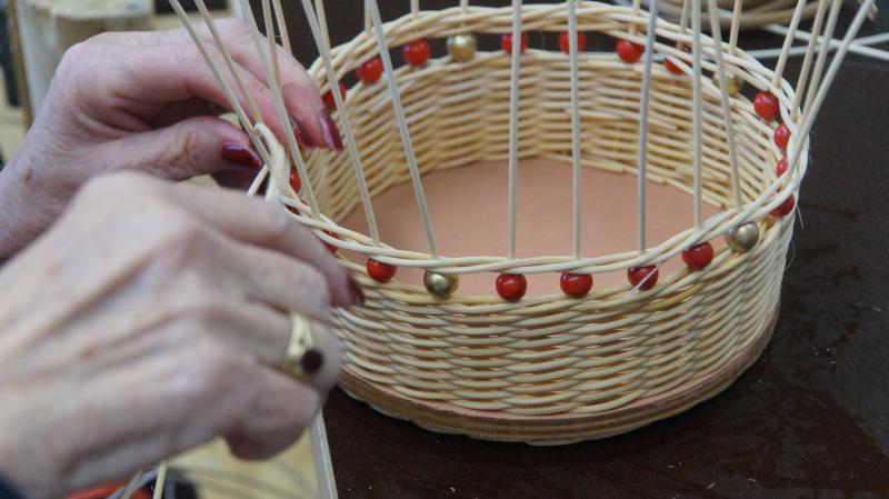 Ein Korb wird gerade von Hand geflochten