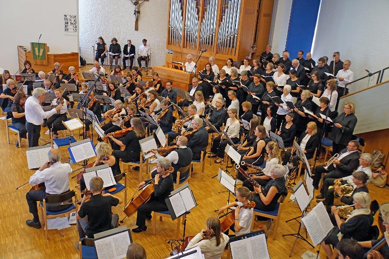 Luftaufnahme eines Orchester in einer Kirche