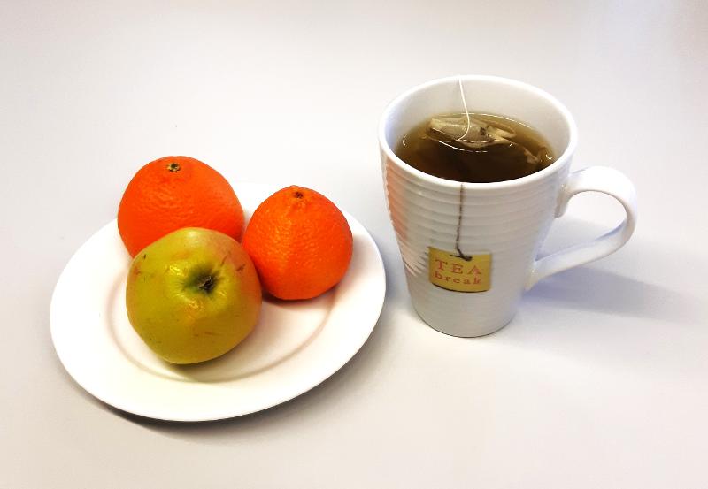 Bild mit Obstteller und Teetasse