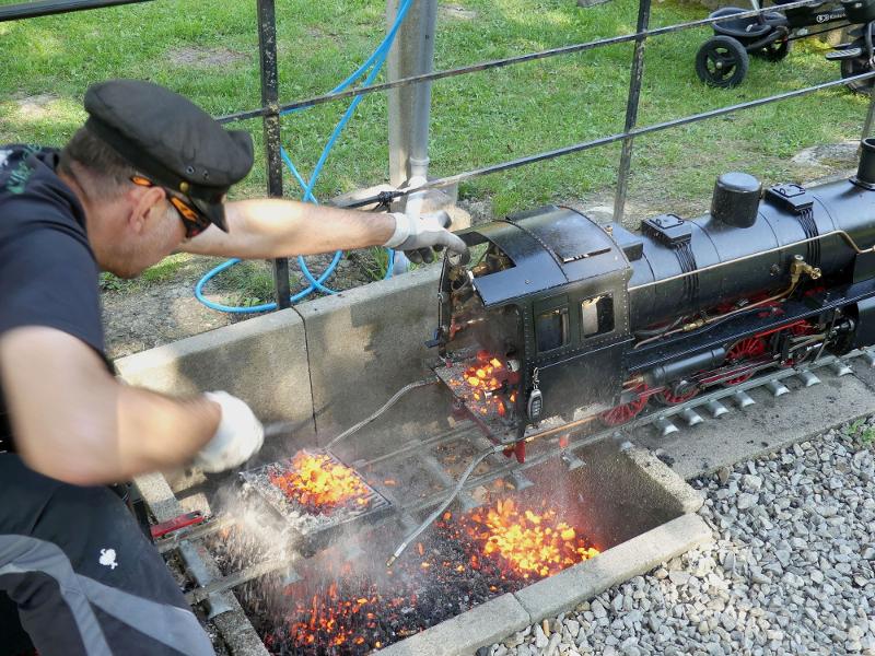 Bild einer Eisenbahn und heißer Kohle, die abdampft
