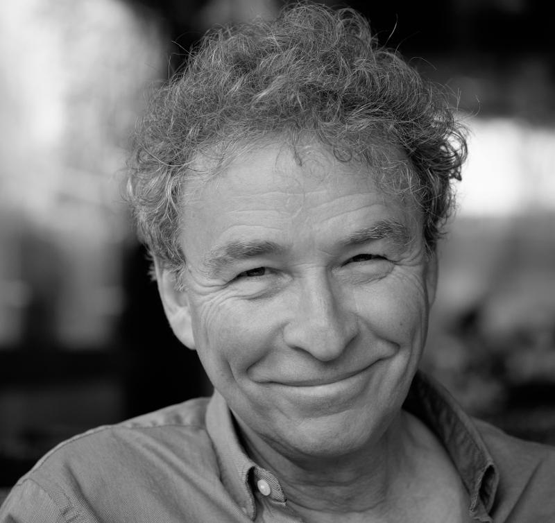 Portraitbild von Peter Vollbrecht in schwarz/weiß