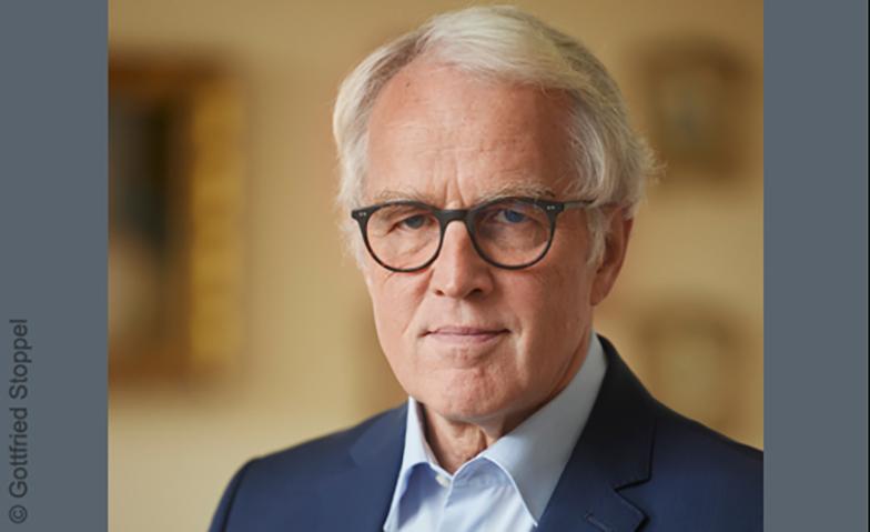 Portraitbild von einem Mann mit Birlle und Anzug