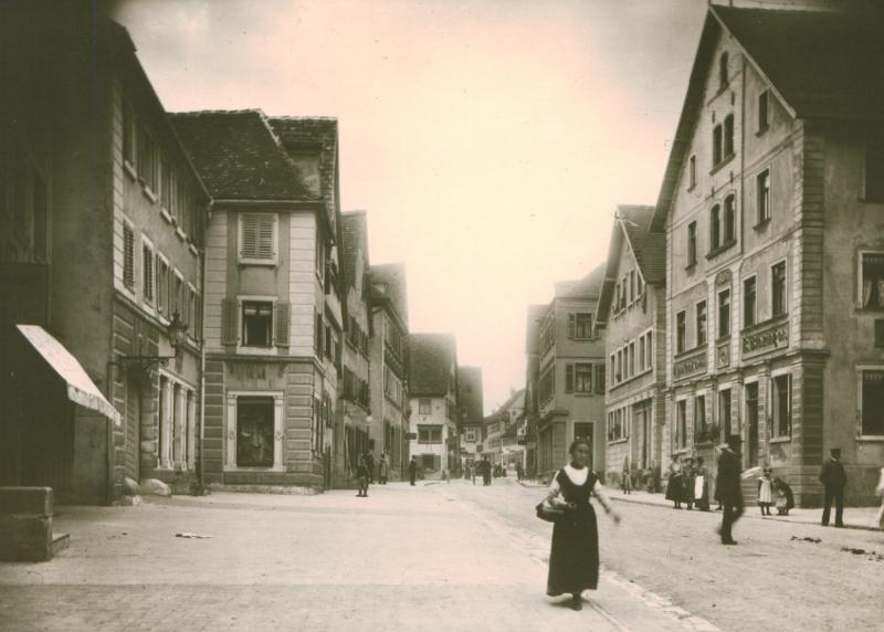 Bild von einer alten Geschäftsstraße