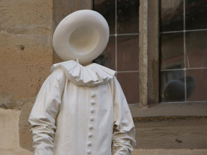 Eine Statue ohne Kopf und mit Hut