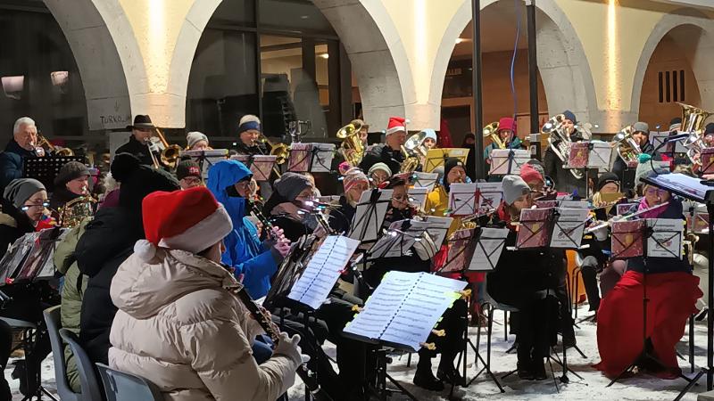 viele Musiker mit Notenblätter und Intrumenten bei einem Konzert