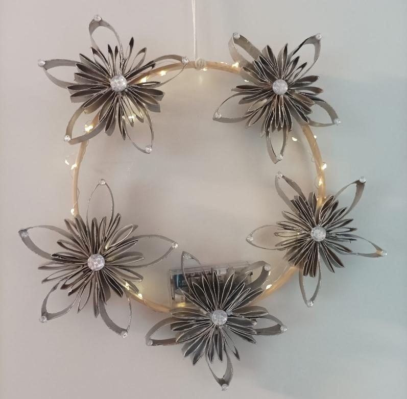 Kranz mit Blumen und LED-Lichter