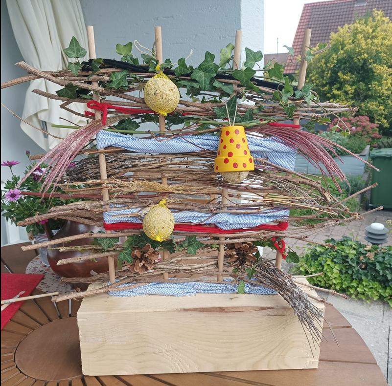 selber gesbastelte Futterstelle für Vögel