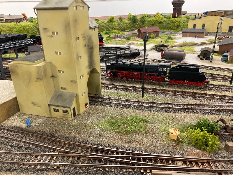 Modelleisenbahn auf Schienen mit Gebäuden