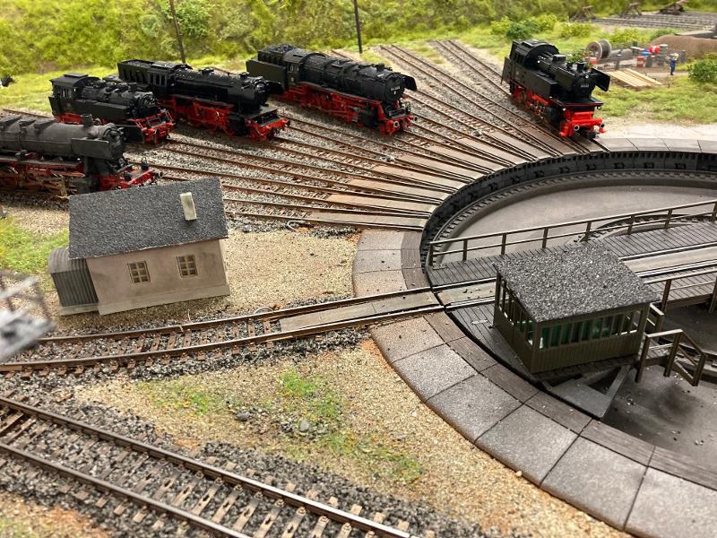 Bahnhof mit Modelleisenbahnen