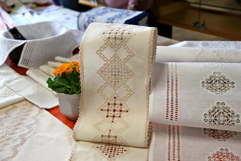 bestickte Stoffstreifen/Vorhänge